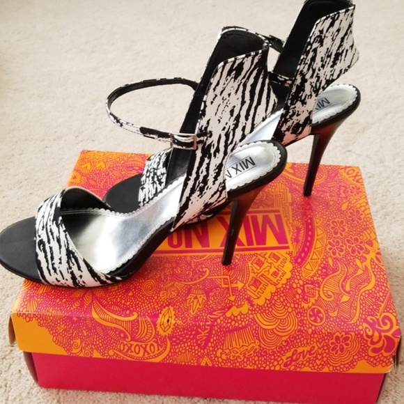 Black and White Sandals - Picture 3 of 8